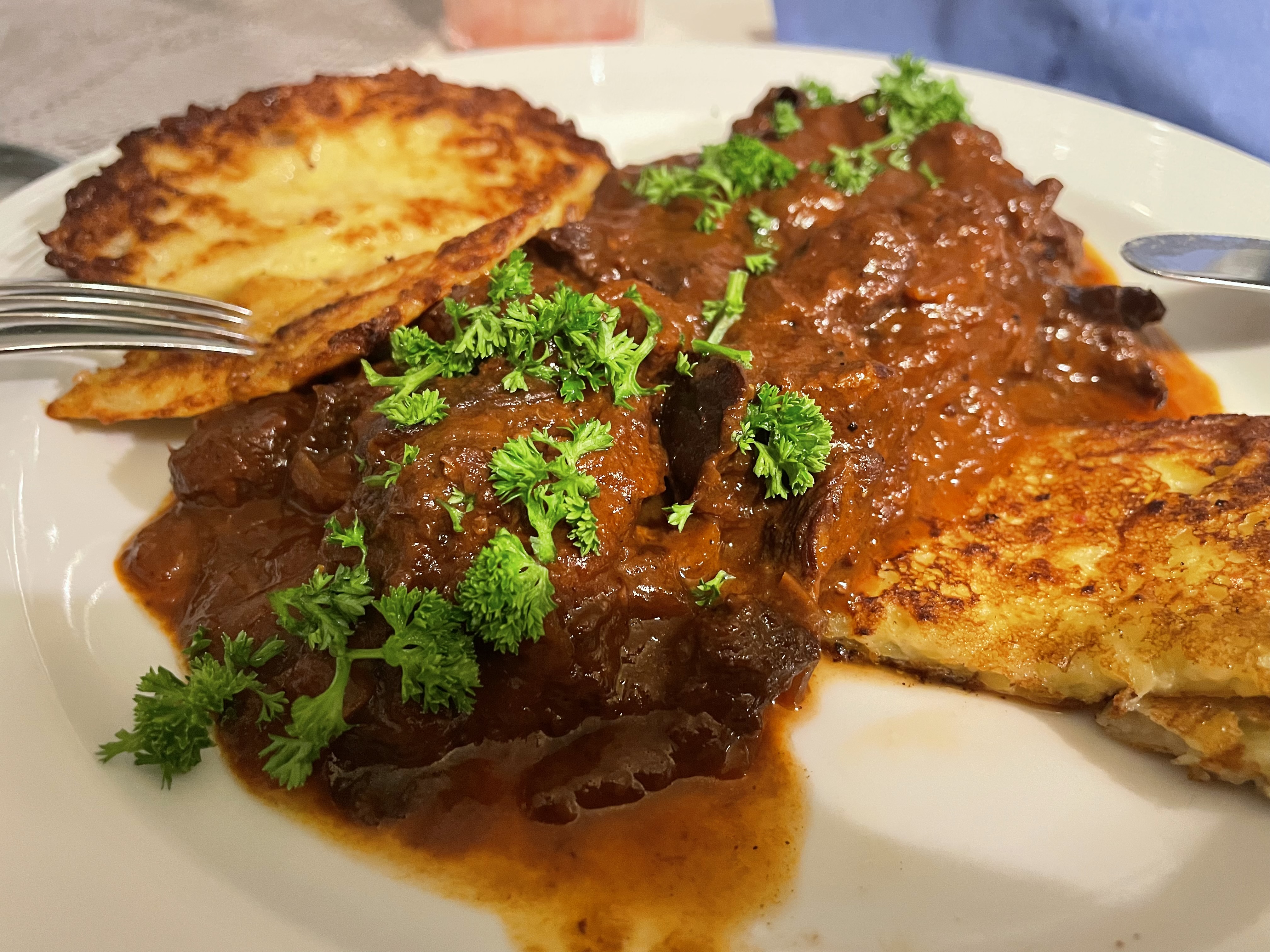 Schwedengulasch in Backpflaumensoße und Raggmunk